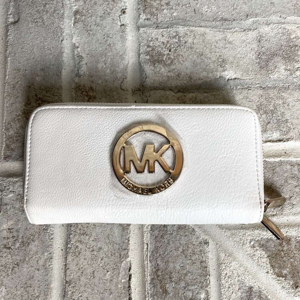 Michael kors authentic leather wallet (brand new)
